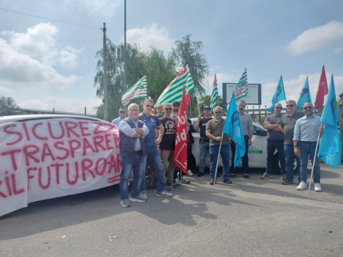 Presidio dei lavoratori Aral davanti alla discarica di Castelceriolo