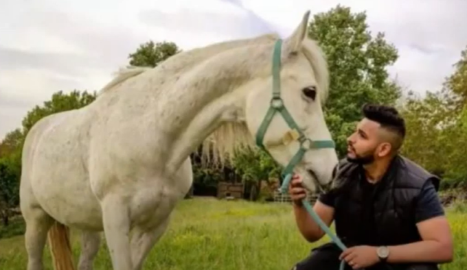 Giovane trovato morto lungo l’autostrada. I familiari di Saad: “Vogliamo sapere cosa gli è successo”