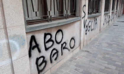 Imbrattato il Comune di Alessandria con scritte e insulti