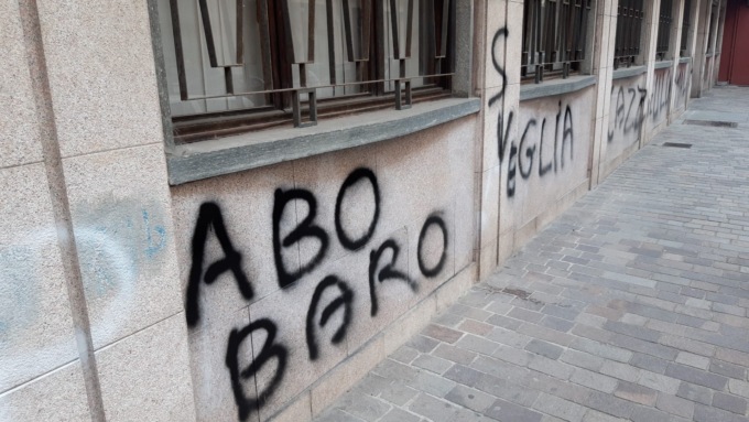 Imbrattato il Comune di Alessandria con scritte e insulti