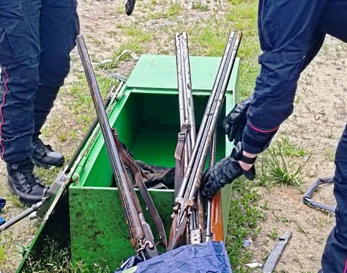 Capriata d’Orba, Carabinieri ritrovano cassa di armi in area boschiva