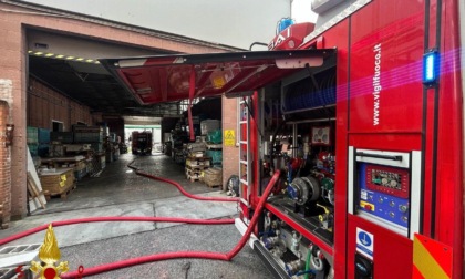 Incendio in un magazzino a Rosta, nel Torinese: intervento dei Vigili del Fuoco