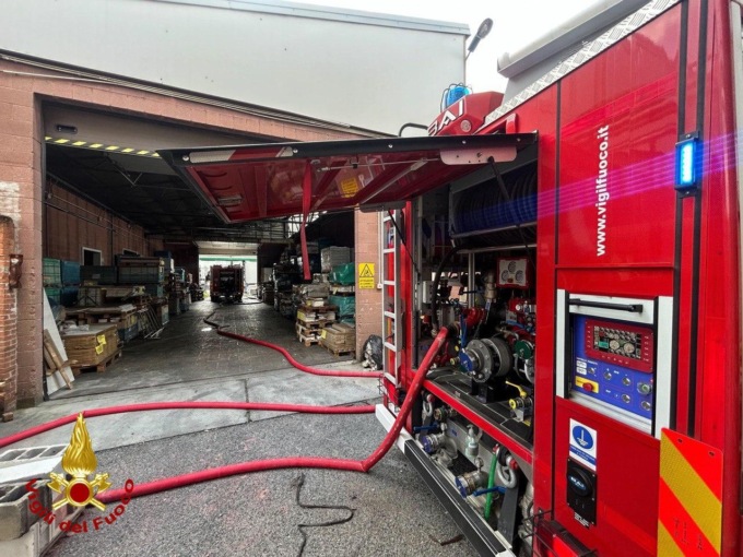 Incendio in un magazzino a Rosta, nel Torinese: intervento dei Vigili del Fuoco