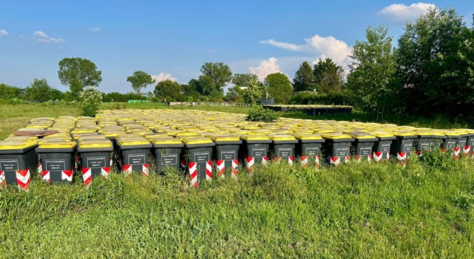 Centinaia di cassonetti dietro al cimitero ebraico e monumentale ad Alessandria