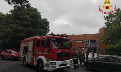 Scatta l'allarme antincendio in una scuola a Torino: Vigili del Fuoco sul posto