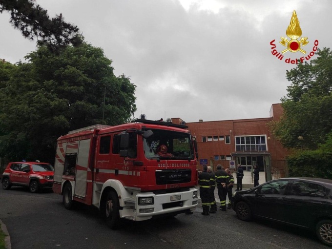 Scatta l’allarme antincendio in una scuola a Torino: Vigili del Fuoco sul posto