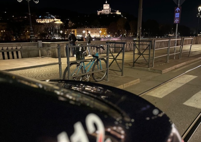 Rapinano coppia con spray urticante ai Murazzi del Po a Torino: arrestate 3 persone