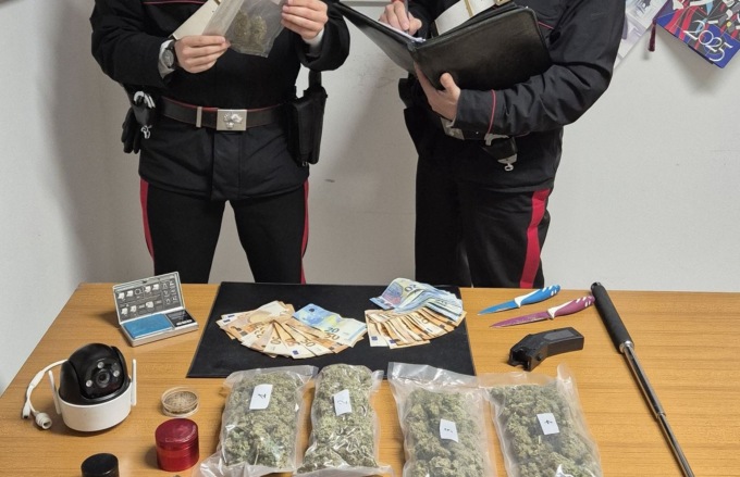 Nascondeva droga nel sottotetto dell’ignaro vicino: arrestato 23enne nel Canavese