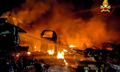 Incendio nella notte in un'area di demolizione a Carmagnola