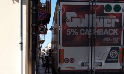 Alessandria: camion urta un balcone in via Guasco
