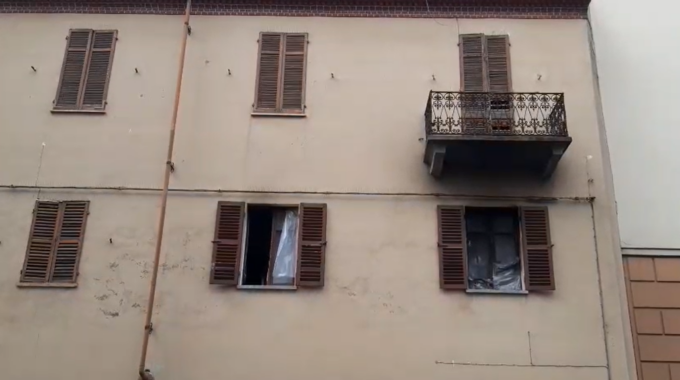 Incendio in un appartamento in via Macchiavelli ad Alessandria: vigili del fuoco sul posto