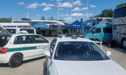 Trasportano e vendono merce senza permesso: maxi sanzione per due autobus a Torino