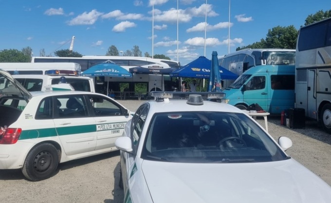 Trasportano e vendono merce senza permesso: maxi sanzione per due autobus a Torino