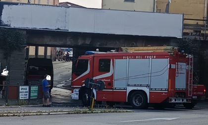 Novi Ligure, donna 45enne lancia tegole da tetto, soccorsa dal 118