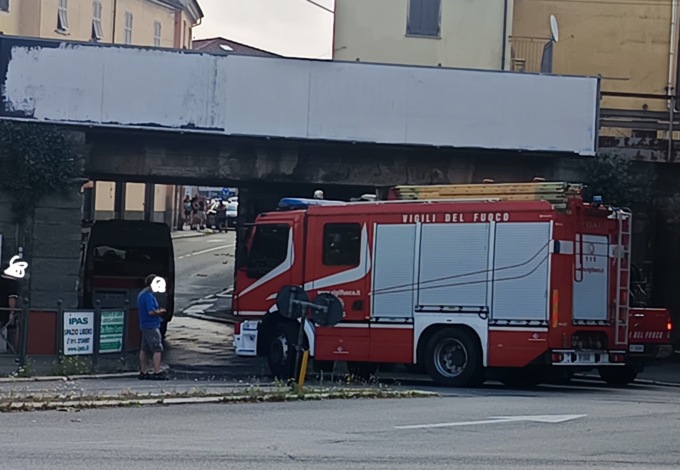 Novi Ligure, donna 45enne lancia tegole da tetto, soccorsa dal 118
