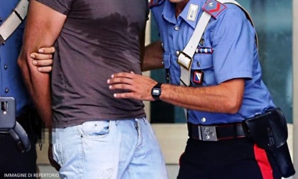 Pretende farmaci senza prescrizione, poi aggredisce i Carabinieri: arrestato a Sale