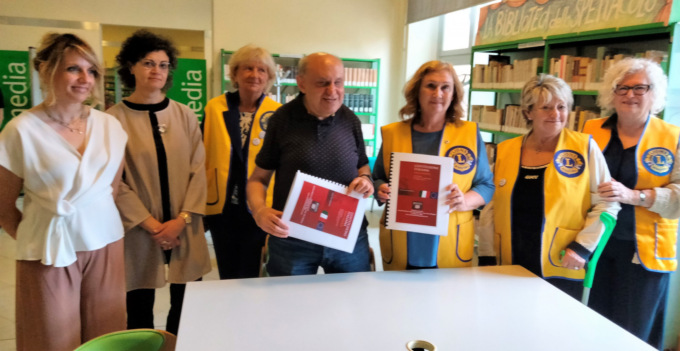 Il Lions Club Bosco Marengo dona una Costituzione Italiana in braille alla Biblioteca di Alessandria