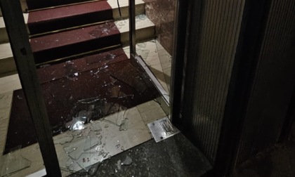 Alessandria, con un pugno butta giù la porta d'entrata di un condominio di via Isonzo