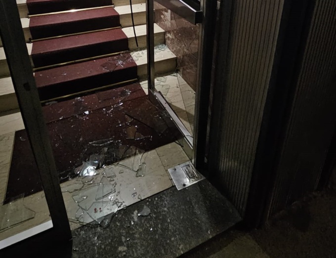 Alessandria, con un pugno butta giù la porta d’entrata di un condominio di via Isonzo