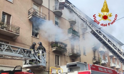 Torino, in corso intervento dei Vigili del Fuoco per incendio in via Fabrizi