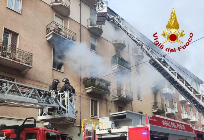 Torino, in corso intervento dei Vigili del Fuoco per incendio in via Fabrizi