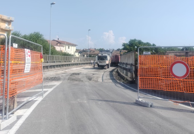 Al via a Tortona i lavori per la messa in sicurezza del cavalcavia. Protestano i camionisti