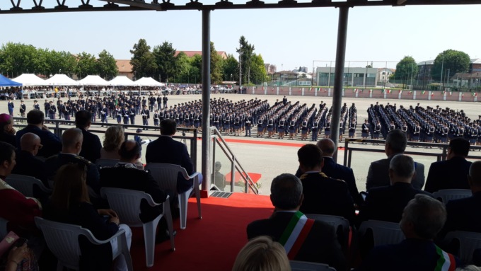 Alessandria, tanta emozione alla scuola allievi di Polizia, giuramento per 368 agenti