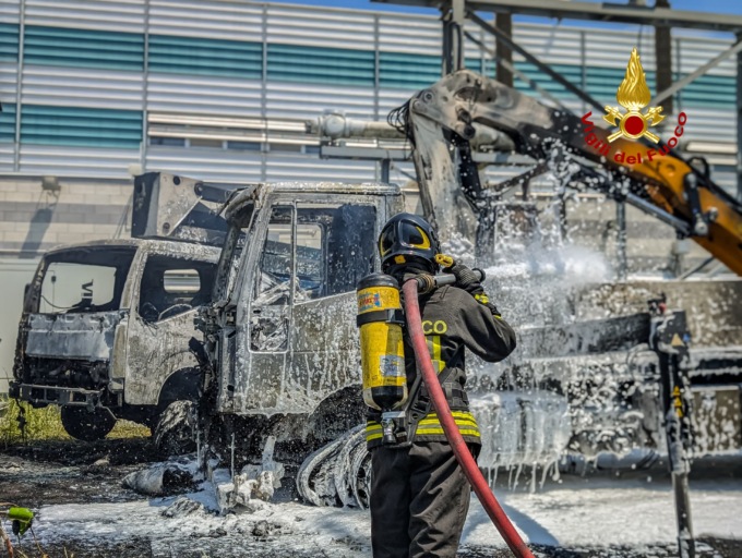 Moncalieri, intervento dei Vigili del Fuoco in Regione Freylia per incendio di due automezzi