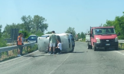 Incidente sulla provinciale 185 all'altezza di Castellazzo Bormida: auto ribaltata