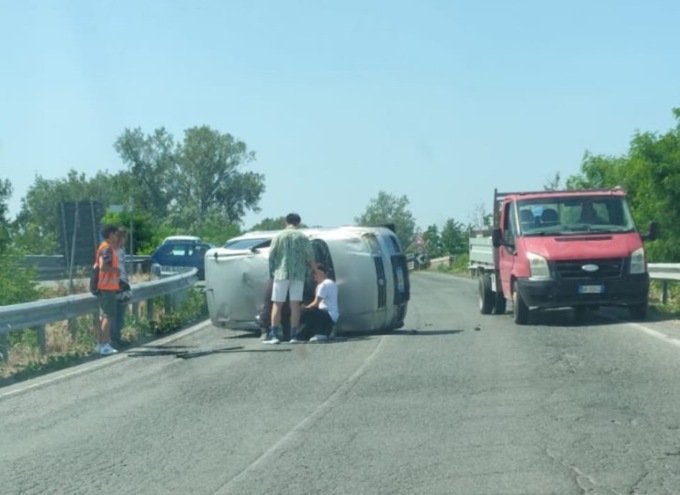 Incidente sulla provinciale 185 all’altezza di Castellazzo Bormida: auto ribaltata