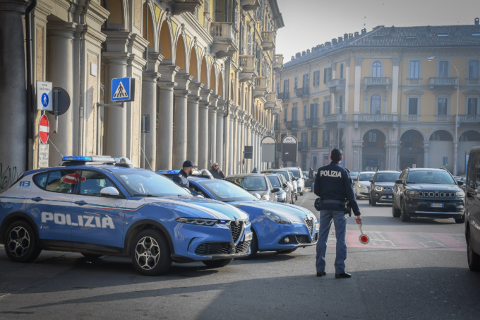 Alessandria, aggredisce i poliziotti dopo il ritiro della patente: arrestato 26enne