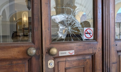 Vandali nel Teatro Civico di Tortona: muri imbrattati e danni nell'atrio e nei locali di servizio