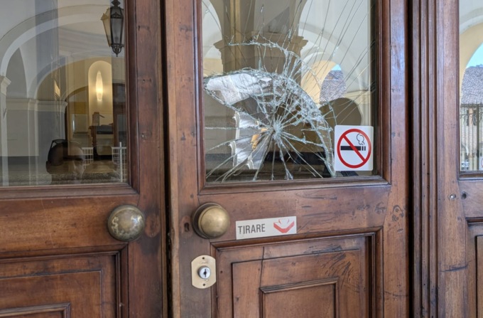 Vandali nel Teatro Civico di Tortona: muri imbrattati e danni nell’atrio e nei locali di servizio