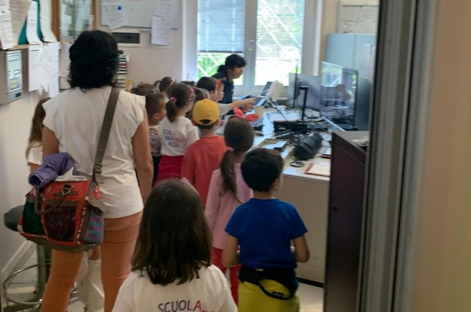 Bambini di una scuola dell’infanzia in visita al distaccamento Polizia Stradale di Acqui Terme