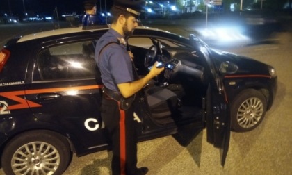 Non accetta la relazione dell’ex compagna e dà fuoco all’auto del nuovo partner: denunciato