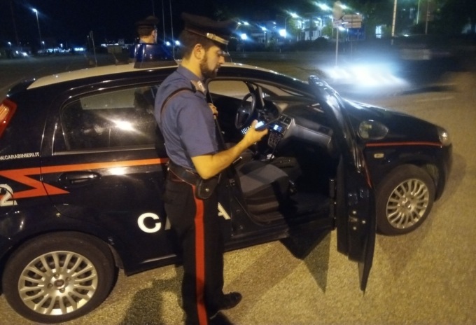 Non accetta la relazione dell’ex compagna e dà fuoco all’auto del nuovo partner: denunciato