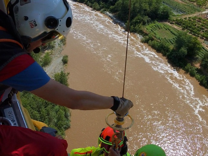 Sorpresi dalla piena, rimangono bloccati nel fiume Erro a Melazzo
