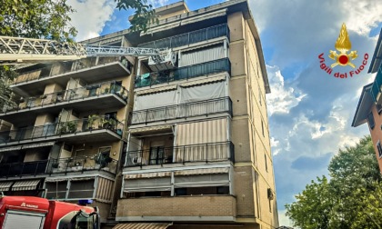 Esplosione in un condominio a Collegno, nel Torinese: due feriti lievi