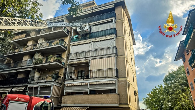 Esplosione in un condominio a Collegno, nel Torinese: due feriti lievi