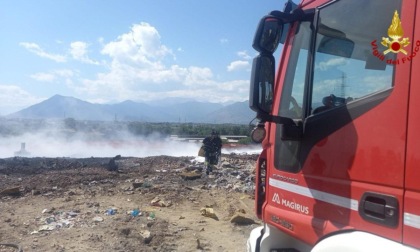 Incendio in un sito di trattamento rifiuti a Collegno, nel Torinese