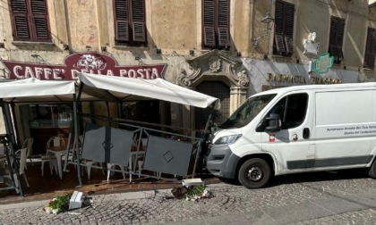Furgone finisce contro il dehor di un bar ad Ovada