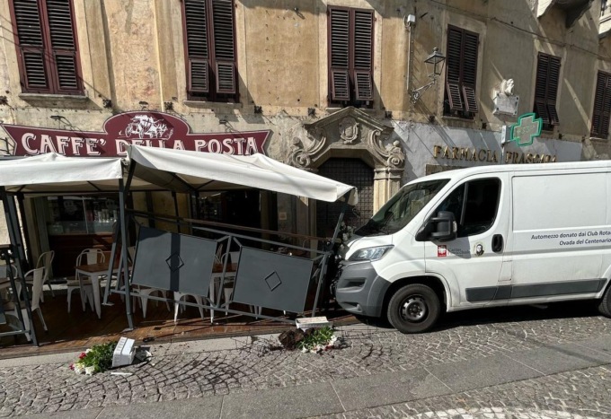 Furgone finisce contro il dehor di un bar ad Ovada