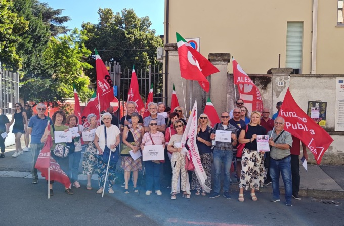 Presidio della Cgil all’Asl di Alessandria per difendere i consultori familiari