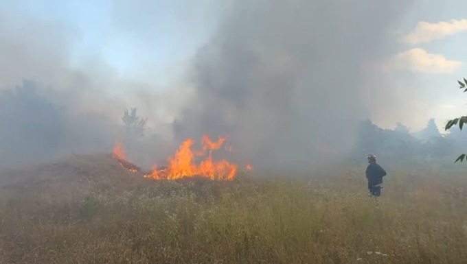 A fuoco un deposito di materiale edile a Spinetta Marengo: Vigili del fuoco sul posto