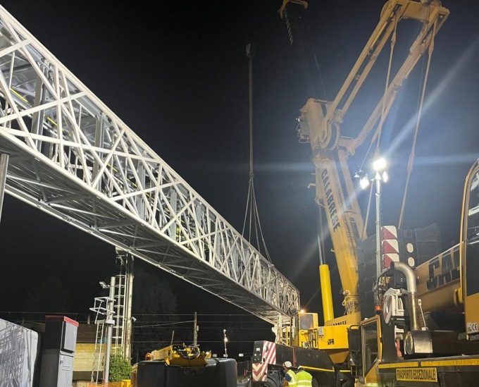 Rfi: installata la nuova passerella pedonale in via Mazzè a Chivasso