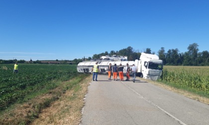 Autocisterna si ribalta lungo la provinciale 82 a Piovera: strada chiusa