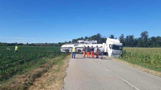 Autocisterna si ribalta lungo la provinciale 82 a Piovera: strada chiusa