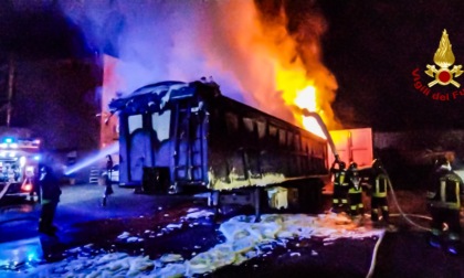 Incendio all'alba in un'azienda che tratta rifiuti a Castellamonte