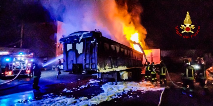 Incendio all’alba in un’azienda che tratta rifiuti a Castellamonte