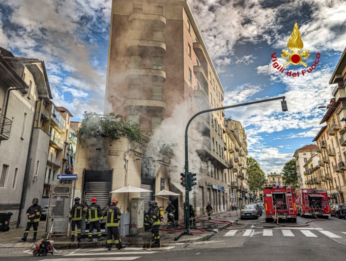 Incendio in una gelateria in via Principi d’Acaja a Torino